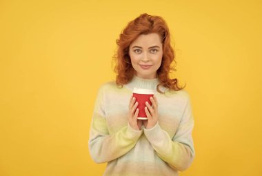 Biraz daha kahve. İçeceklerinizi alın. Neşeli kız çay içiyor. Kadın plastik bardağı cappuccino ile tutuyor..