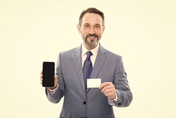 Клиент использует онлайн деньги на мобильном телефоне. Карта с именем шоу-бизнеса. кредитной или дебетовой картой. — стоковое фото