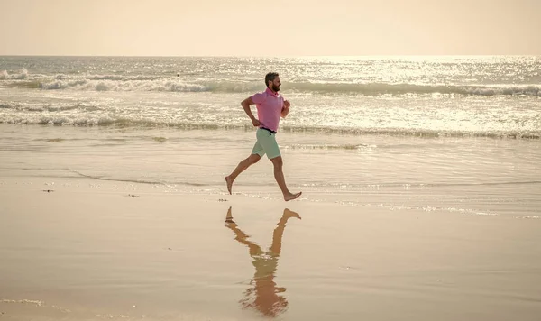 Lekkoatletyczny biegacz biegający boso po letniej plaży, sport — Zdjęcie stockowe