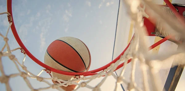 Κοντινό πλάνο του μπασκετμπολίστα ρίχνει την μπάλα στο στεφάνι, μπάσκετ — Φωτογραφία Αρχείου