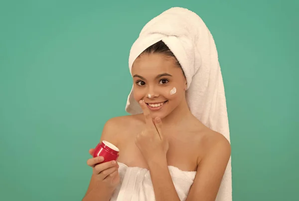 Reinigen schrobben. solliciteren. presentatie cosmetische product voor tiener. kind gebruik gezichtscrème. — Stockfoto