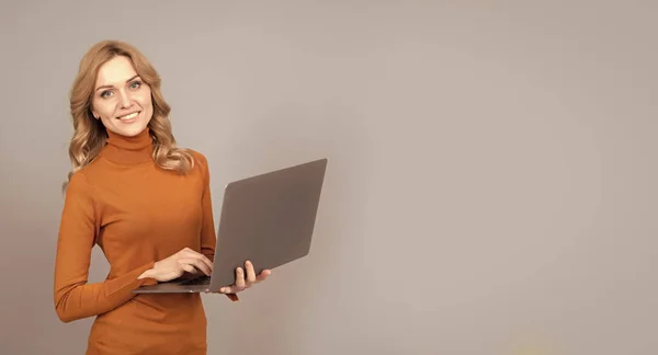 Happy woman używać nowoczesny laptop szary tło przestrzeń kopiowania, komunikacja komputerowa — Zdjęcie stockowe