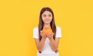 Vitamin ve diyet. Çocuk sağlıklı yiyecekler yiyor. Çocukluk sağlığı. turunçgiller.