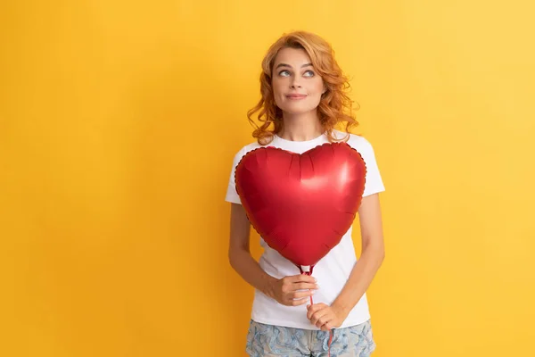 Ονειρεμένη κοκκινομάλλα με μπαλόνι καρδιάς αγάπης. φιλανθρωπία και δωρεά — Φωτογραφία Αρχείου