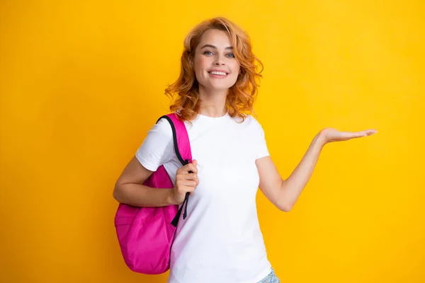 Pastel sarısı arka planda sırt çantalı eğlenceli genç kız. Üniversite konsepti eğitimi. — Stok fotoğraf