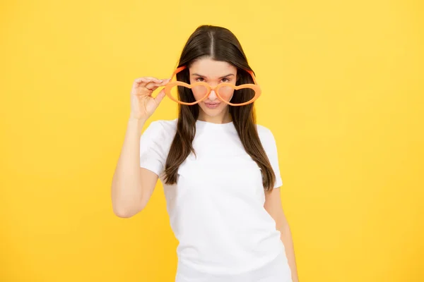 Mujer sorprendida, chica impactante con gafas divertidas sobre fondo amarillo aislado, Wow sentimientos de la cara con espacio de copia para la publicidad. — Foto de Stock
