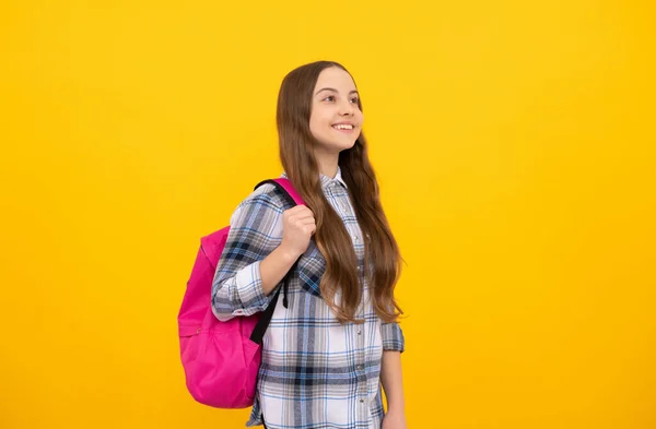 学校に戻って。知識の日だ。教育の概念です。黄色い背景のチェッカーシャツの子供は. — ストック写真