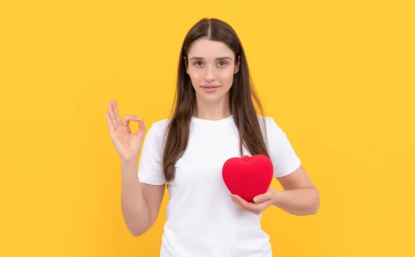 Woman with heart show ok gesture. happy valentines day. be my valentine. — Stock Photo, Image