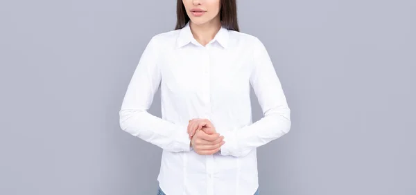 Mujer de negocios indecisa en camisa blanca sobre fondo gris, ceo — Foto de Stock