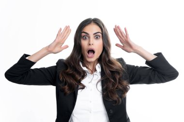 Öfkeli kadın suratı. Heyecanlı bir kadın yüzü. Stüdyoda bağıran duygusal öfkeli kadın. Heyecanlı bir kadın yüzü. Bayan çalışan genç sekreter..