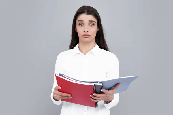Tiener meisje met notitieboekjes staan over grijze achtergrond met kopieerruimte. Educatief concept voor school. Portret van een jonge student. — Stockfoto