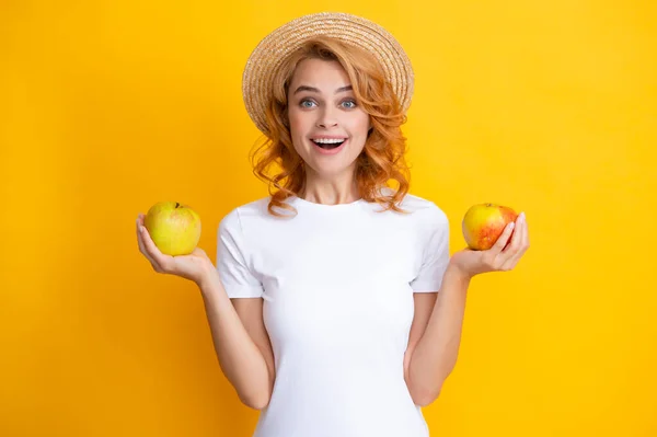 Sağlıklı dişleri olan gülümseyen kızıl saçlı kadın elma tutuyor. Stüdyoda izole edilmiş. — Stok fotoğraf