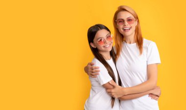 Güzellik ve moda. Kadın manken. Gözlüklü genç kızlar.