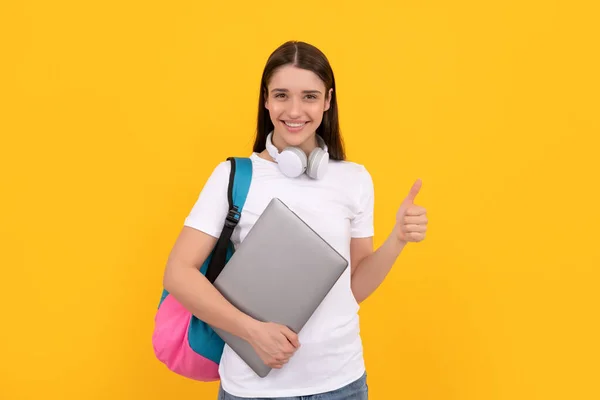 Mulher com bolsa escolar segurar laptop. comprar online. de volta à escola. polegar para cima. — Fotografia de Stock