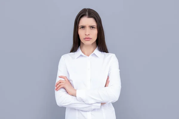 Ontevreden zakenvrouw in wit shirt op grijze achtergrond, succes — Stockfoto
