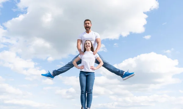 Feliz padre e hija saltar en el cielo. divertirse —  Fotos de Stock