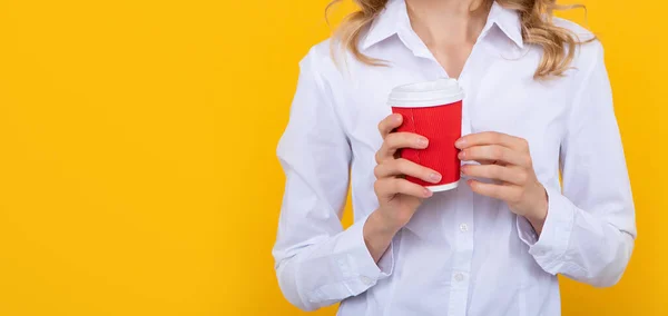 Pensando mujer rubia con taza de café sobre fondo amarillo — Foto de Stock