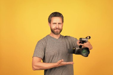 Profesyonel film yapımcısı kamerayı tutar. Sinematografi. sahne arkası çekim.