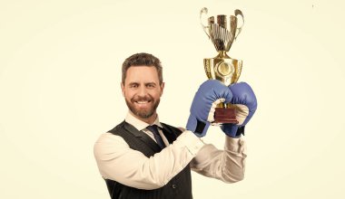 Mutlu boks eldivenleri ve forma giyme şampiyonu kupası beyaz arka planda izole edilmiş, zafer