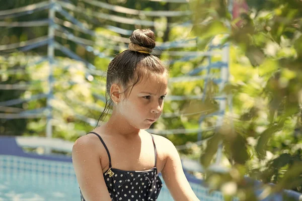 Poważne mokre dziecko chill w basenie rekreacyjnym w słoneczny letni dzień, dziecko — Zdjęcie stockowe