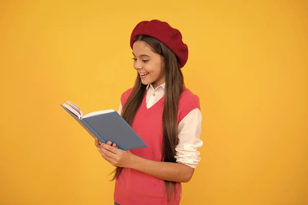 Feliz francês adolescente menina segurar notebook. felicidade infantil. voltar para a escola. — Fotografia de Stock