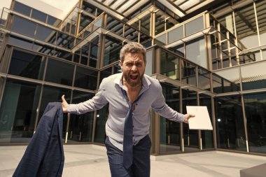 Bağıran adam şok olmuş ve duygusal olarak öfkeli görünüyor. Dizüstü bilgisayarı, öfkeyi...