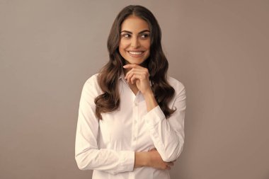 Düşünceli, profesyonel bir kadın çalışanın gülen gri bir geçmişi olduğunu düşünüyor.