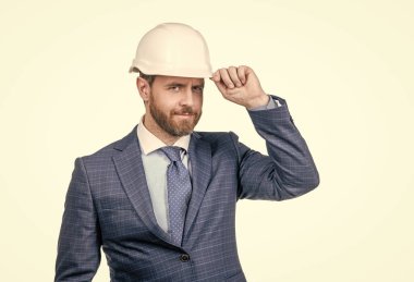 Takım elbiseli kendine güvenen bir iş adamı beyazları soyutladı. Güvenlik işi. Başarılı adam