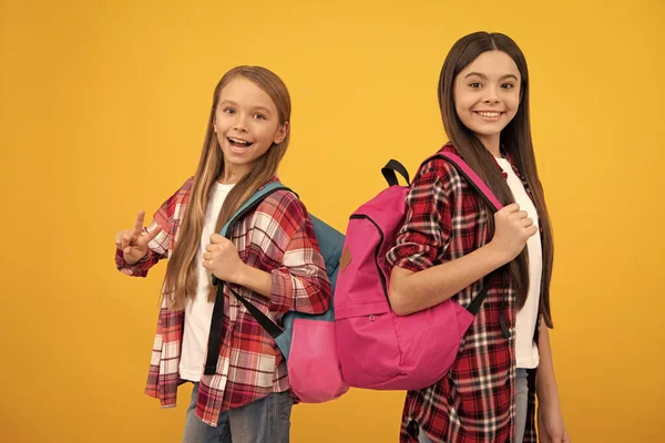 Sıradan tişörtlü mutlu çocuklar sırt çantası taşıyor barış jestleri yapıyor, okul var. — Stok fotoğraf