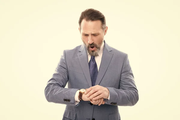 Перестаньте людину в костюмі перевірки часу. шокований бізнесмен з ручним годинником . — стокове фото