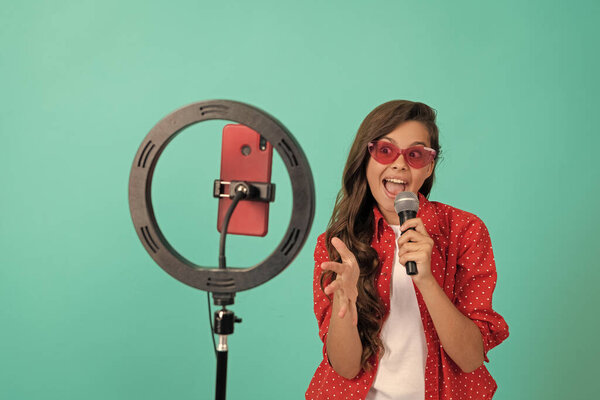 Урок вокала онлайн. Счастливая девочка-подросток певица использует селфи. детский музыкальный блогер.