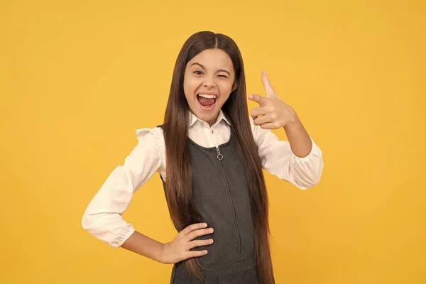 Winking σχολείο ηλικία κορίτσι χαρούμενος χαμόγελο δείχνοντας όπλο δάχτυλο χέρι χειρονομία, 1 Σεπτεμβρίου — Φωτογραφία Αρχείου