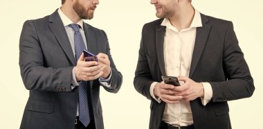 Kırpılmış adamlar akıllı telefonu beyaz ellerde tutmayı tartışıyor, iş toplantısı.