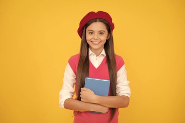 Çalışma sınavı. Berelineşeli çocuk çalışmaya hazır. Kitapla gülümseyen çocuk.