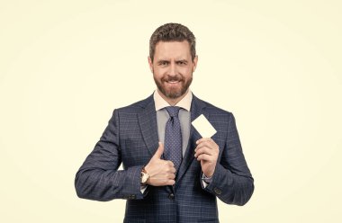 İş adamı kredi kartı ya da banka kartı gösteriyor. Boş plastik kartvizit. Başarılı CEO