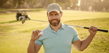 Yeşil çimlerde adam üstüne adam. Yaz etkinliği. Profesyonel açık hava sporu. top gösteriliyor.