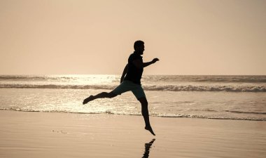 Enerjik bir yaz. Koşucu özgürlüğü hisseder. Acele et. Dayanıklılık ve dayanıklılık.