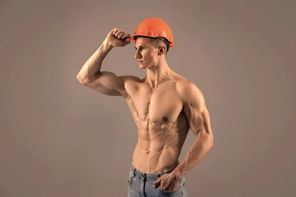 Camicia da costruzione uomo con vestibilità busto indossare cappello duro sfondo grigio, costruttore — Foto Stock