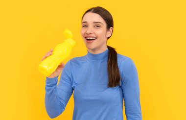 Plastik şişeli genç kız. Sağlıklı bir yaşam tarzı. Vücuttaki su dengesi. her gün içmek.