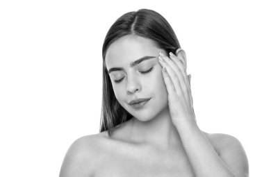 Kadın elleriyle yüzüne dokunuyor. Omuzları çıplak genç bir kız. Beyaz üzerinde izole edilmiş kadın portresi.