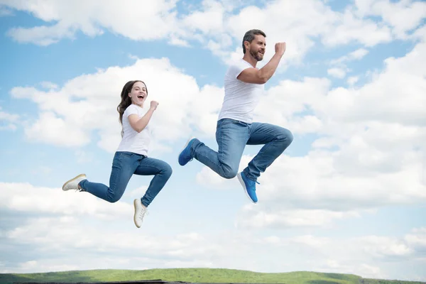 Feliz padre e hija saltar en el cielo. Date prisa. —  Fotos de Stock