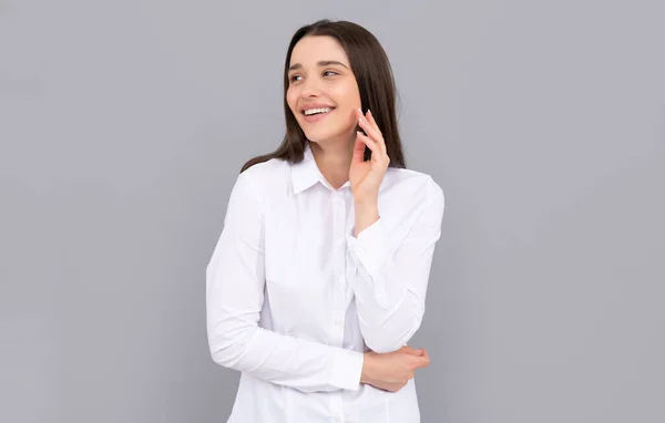 Улыбающаяся деловая женщина в белой рубашке. успех бизнеса. успешная женщина в деловой одежде — стоковое фото