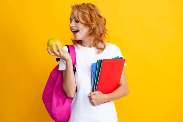 Studia, edukacja, uniwersytet, koncepcja college 'u na żółtym tle. Portret pięknej uśmiechniętej studentki z plecakiem i notatnikiem. — Zdjęcie stockowe