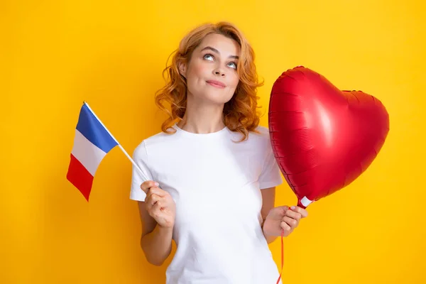 Nyelvi iskola. Boldog lány francia zászlóval, bevándorlással és utazással Európában. Oktatás és tanulás Franciaországban. — Stock Fotó