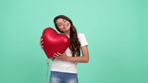 Portret wesoły nastolatek dziewczyna trzymać serce strona balon dzielić miłość, miłość — Wideo stockowe