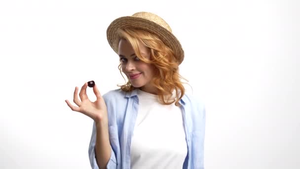Sexy donna in paglia cappello estivo mangiare fresco maturo dolce ciliegia bacca, tentazione — Video Stock