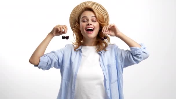 Femme heureuse en paille chapeau d'été s'amuser avec la baie douce cerise mûre fraîche, accessoire d'été — Video