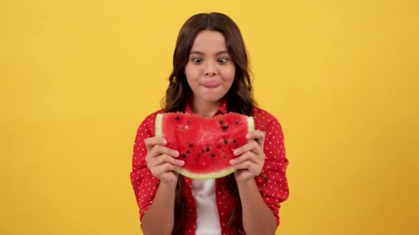 Alegre adolescente chica lamiendo labios antes de comer sandía rebanada, fruta — Vídeos de Stock