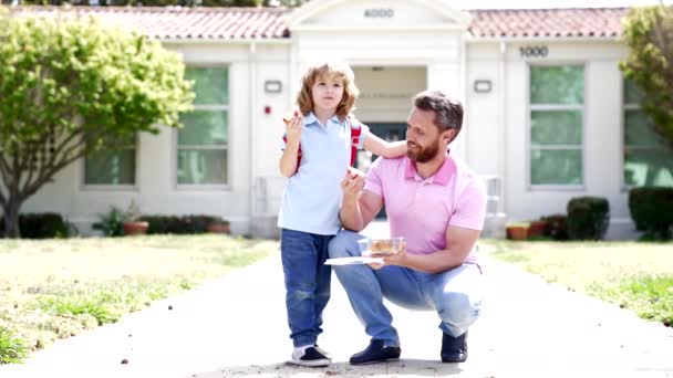 Ayah Dan Anak Yang Ceria Makan Siang Luar Sekolah Gerak — Stok Video