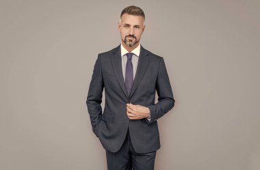 Takım elbiseli kendine güvenen bir işadamı, patron..